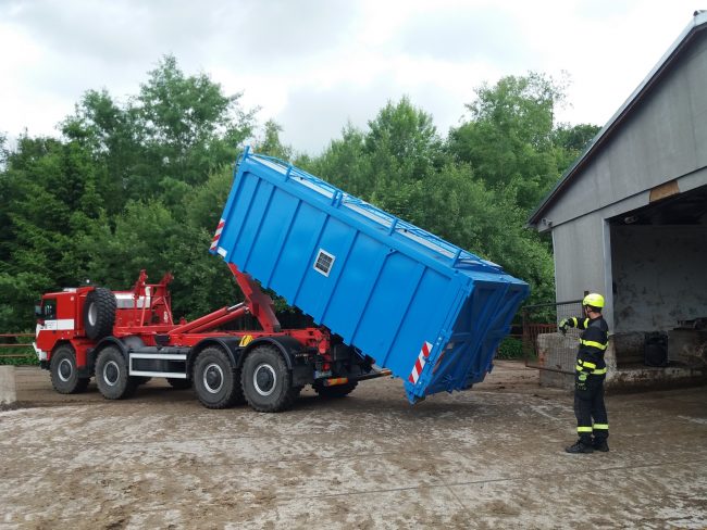 Nákladní automibil vykládá kontainer