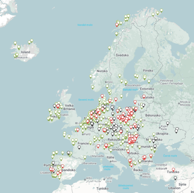 Mapa ohnisek HPAI v chovech drůbeže u ptáků chovaných v zajetí a případů pozitivních volně žijících ptáků v roce 2025 stav ke dni 9.9.2025