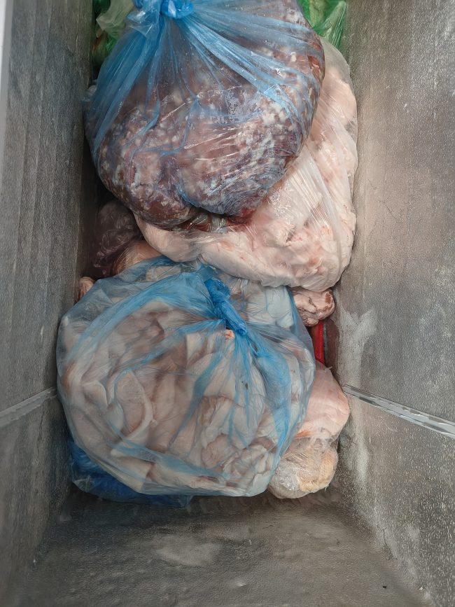 Maso neznámého původu v mrazáku