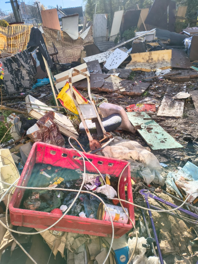 Pozemek plný nebezpečných předmětů