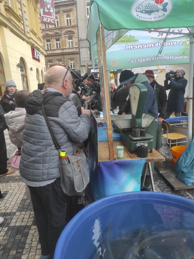 Komentovaná kontrola prodejce kaprů na Tylově náměstí v Praze