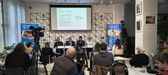 Záběry z tiskové konference k výsledkům dozoru 1