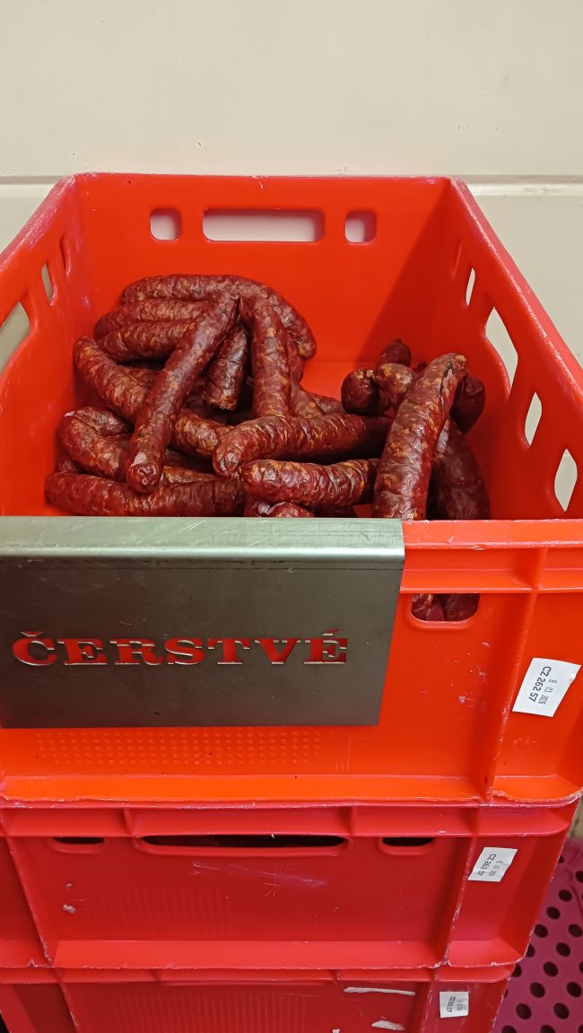 Klobásy v přepravce